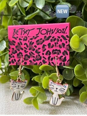 Betsey Johnson White Cat Drop Earrings with Pink Accents 😽🆕😽